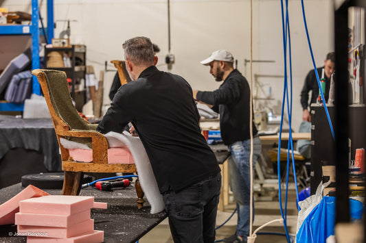 Twee populaire keuzes voor eetkamerstoelen: velours of microleder?